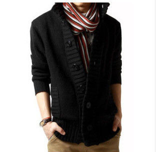 Suéter de collar de pie de hombre de otoño a invierno con aguja gruesa y hebilla de pecho único