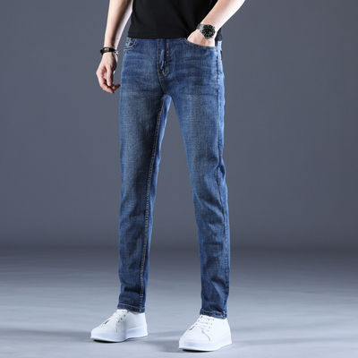 Jeans delgados para hombres de otoño en tejido ligero de denim para movimientos respiratorios