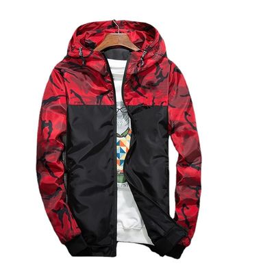 Chaqueta delgada de hombre con patrón de camuflaje y decoración de mapache