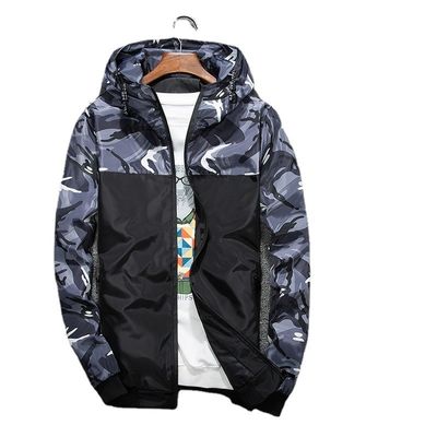 Chaqueta delgada de hombre con patrón de camuflaje y decoración de mapache