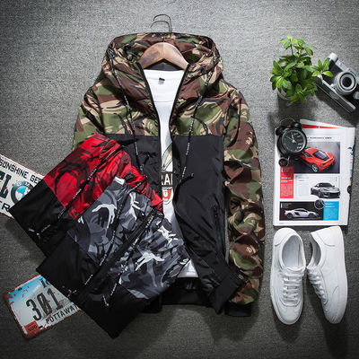 Chaqueta delgada de hombre con patrón de camuflaje y decoración de mapache