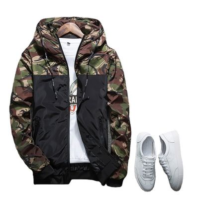 Chaqueta delgada de hombre con patrón de camuflaje y decoración de mapache