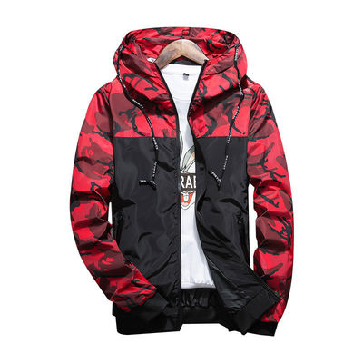 Chaqueta delgada de hombre con patrón de camuflaje y decoración de mapache