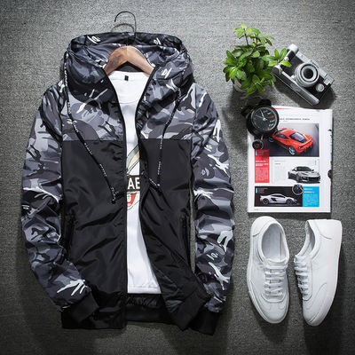 Chaqueta delgada de hombre con patrón de camuflaje y decoración de mapache